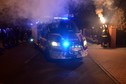 OSP Szynkielów ma nowy wóz strażacki. Witano go racami i fajerwerkami